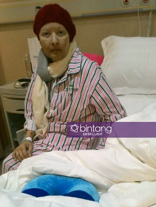 Sebelumnya, Yana Zein mengaku kaget saat dua orang datang, Profesor dan Doktor, sengaja datang langsung dan menawarkan pengobatan gratis. 3 bulan, Yana mendapatkan perawatan dari ahli medis di RS Modern Guangzhou China Hospital, Cina. (dok. Istimewa)