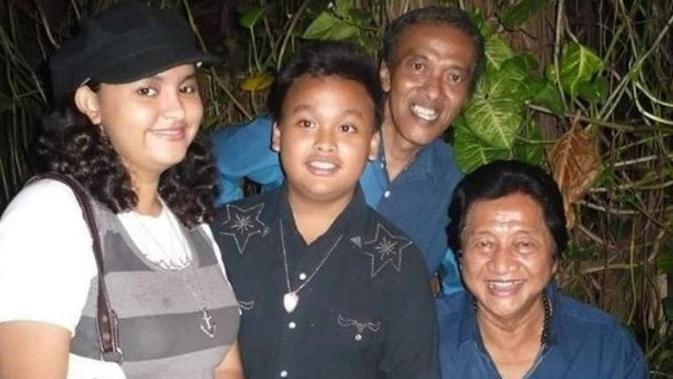 Areng Widodo bersama kedua anaknya, Cesilia dan Holly Caesar, serta WS Rendra (Foto: Instagram/@arengwidodo_musisi_)
