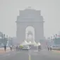 Polusi udara terlihat di sekitar monumen Gerbang India di New Delhi (15/10/2019). Pemerintah New Delhi melarang penggunaan generator diesel pada 15 Oktober karena tingkat polusi di ibu kota India tersebut melampaui batas aman lebih dari empat kali. (AFP Photo/Sajjad Hussain)