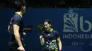 Ekspresi Chau Hoi Wa (kanan) saat mencetak poin melawan pasangan Indonesia, Praveen/Oktavianti pada babak pertama Indonesia Open 2018 di Istora Senayan, Jakarta, (3/6/2018). Praveen/Oktavianti kalah 17-21, 21-14, 21-17. (Bola.com/Nick Hanoatubun)