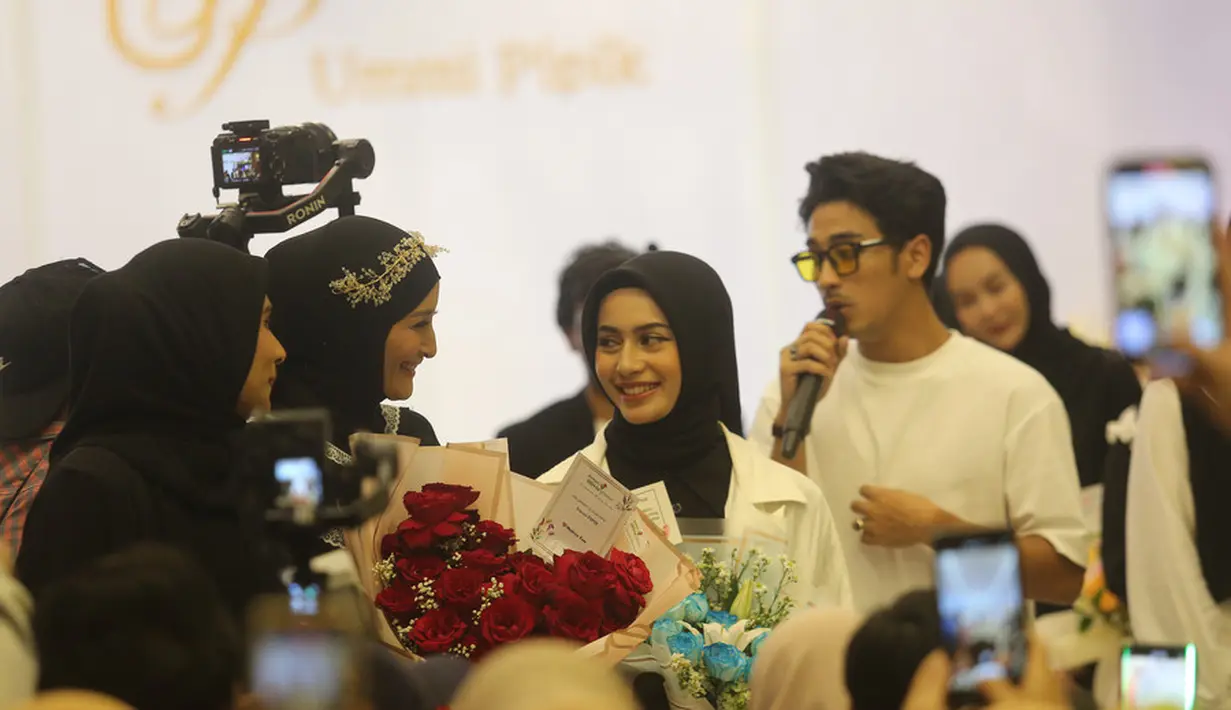 Keduanya tampil bak couple mengenakan ansambel hitam putih. Sintya dengan dress hitam panjang yang dilapisi tunik panjang berwarna putih [Dok/Kapanlagi/Bayu Herdianto].