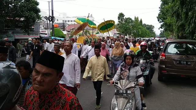 Pelayat Jalan Kaki Mengantar Jenazah Patih Keraton Kanoman Cirebon