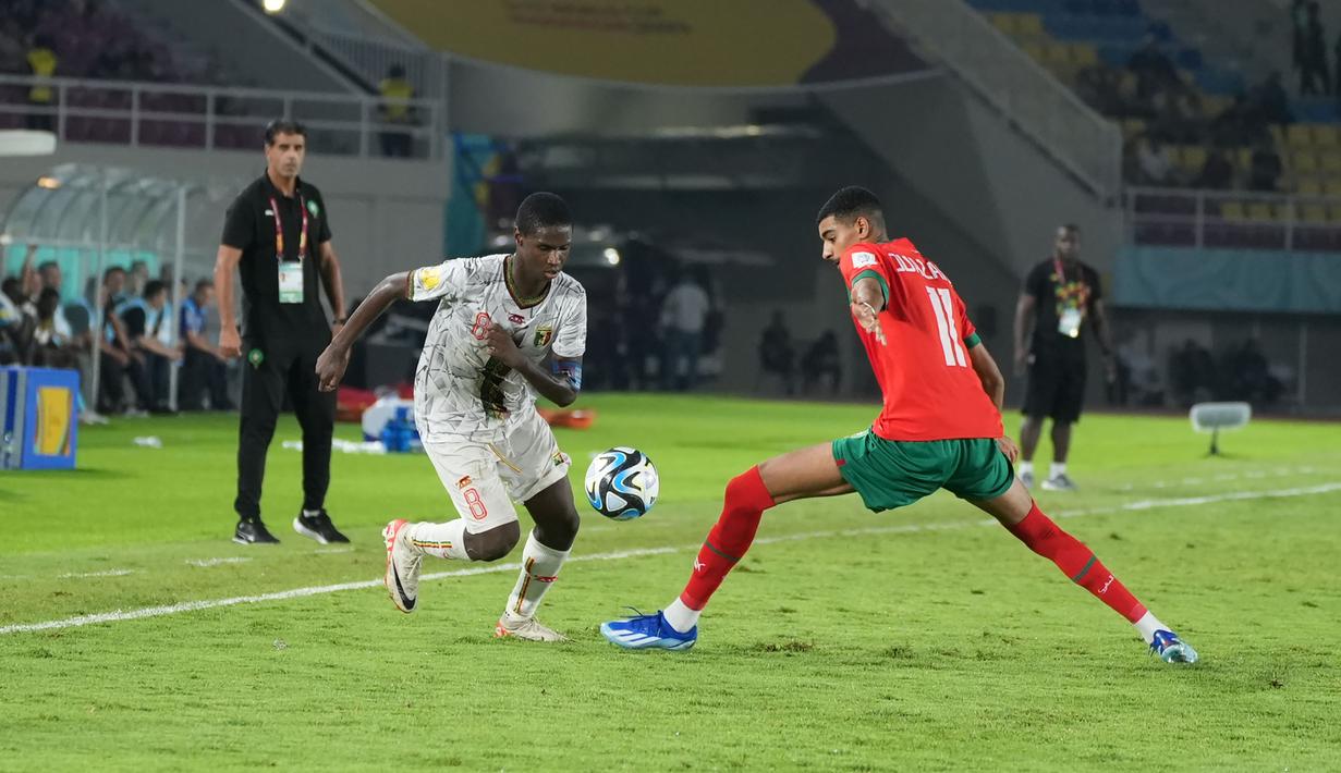 Pemain Timnas Mali U-17, Ibrahim Diarra (kiri) berusaha melewati hadangan pemain Timnas Maroko U-17, Zakaria Ouazane pada laga perempat final Piala Dunia U-17 2023 di Stadion Manahan, Solo, Sabtu (25/11/2023). (Doc. LOC WCU17/RKY)