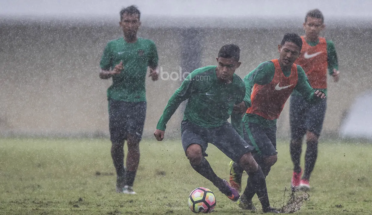 Gelandang Timnas Indonesia U-22, Miftahul Hamdi, berebut bola dengan Gian Zola saat latihan jelang SEA Games 2017 Malaysia di Stadion I Wayan Dipta, Bali, Sabtu (8/7/2017). (Bola.com/Vitalis Yogi Trisna)