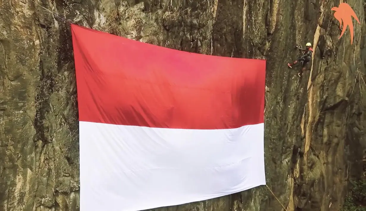 Pengibaran bendera di Tebing Batu Lawang, Majalengka
