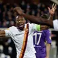 Gelandang AS Roma, Seydou Keita merayakan selebrasi bersama rekan setimnya Gervinho usai mencetak gol di leg pertama 16 besar Liga Europa di Stadion Artemio Franchi, Jumat (13/3/2015) . Fiorentina bermain imbang 1-1 dengan AS Roma. (Reuters/Max Rossi)