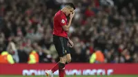 Striker Manchester United, Alexis Sanchez, usai bermain imbang oleh Valencia pada laga Liga Champions di Stadion Old Trafford, Selasa (2/10/2018). Manchester United ditahan 0-0 oleh Valencia. (AP/Jon Super)
