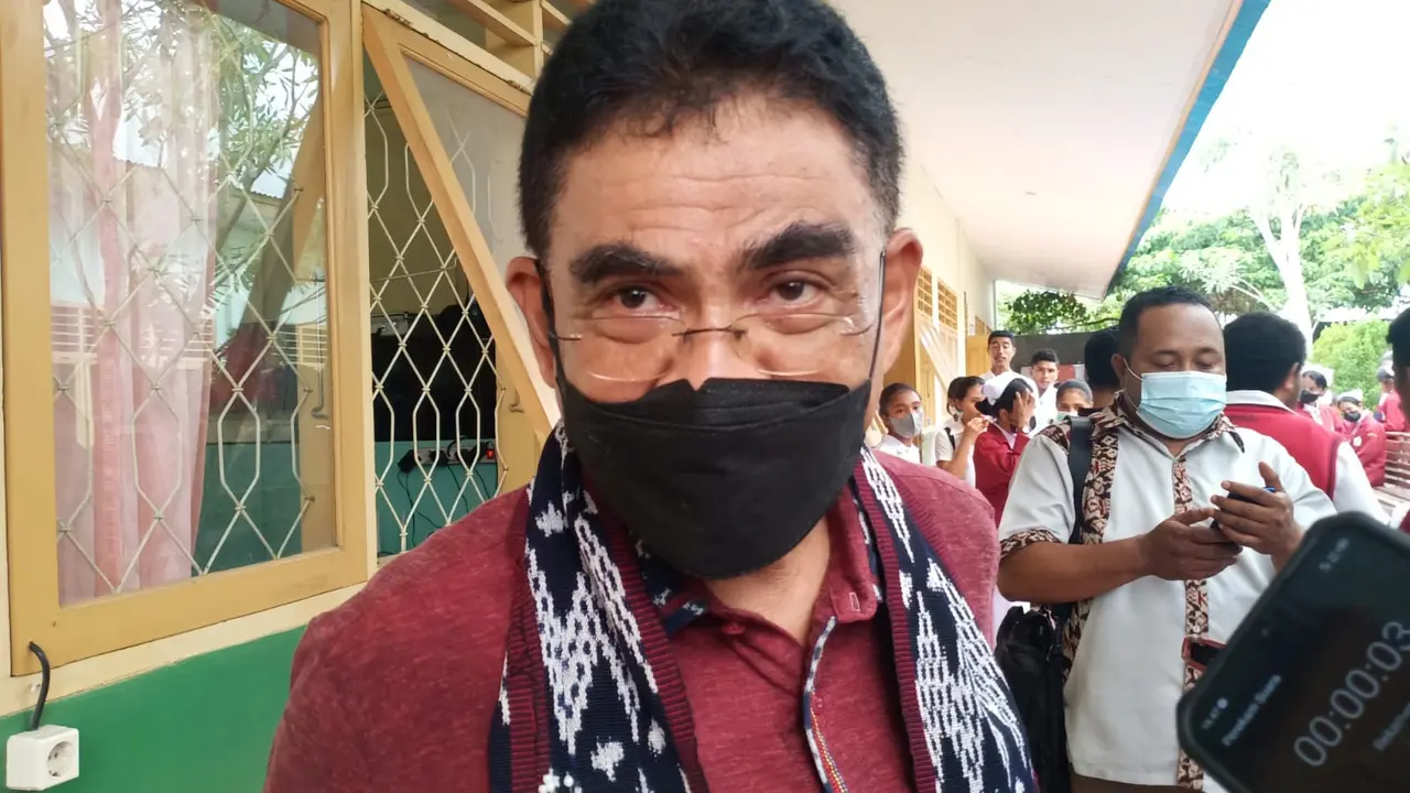 DPR RI Komisi X Fraksi PDI Perjuangan, Dr. Andreas Hugo Pareira, usai melaksanakan sosialisasi terhadap penerima beasiswa UKT dan KIP Kulia di Kampus Akademi Keperawatan (Akper) Santa Elisabeth Lela. (Liputan6.com/Dionisius Wilibardus)
