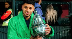 Dean James memamerkan trofi KNVB Beker musim 2024/2025. (Instagram Dean James).