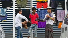 Pengungsi Rohingya menggantung cucian di area parkir gedung pemerintah setelah penduduk desa menolak kamp relokasi mereka di Banda Aceh, Rabu (13/12/2023). Sebanyak 137 pengungsi Rohingya yang ditolak warga, ditampung sementara di gedung serbaguna milik Pemerintah Aceh. (CHAIDEER MAHYUDDIN/AFP)