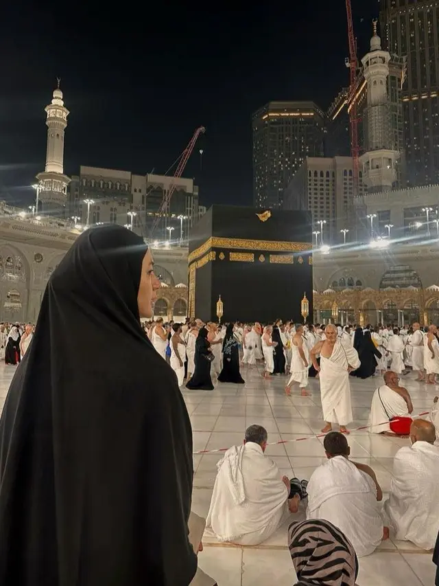 6 Adu Gaya Hijab Paula Verhoeven dan Nagita Slavina saat Umrah yang Menginspirasi