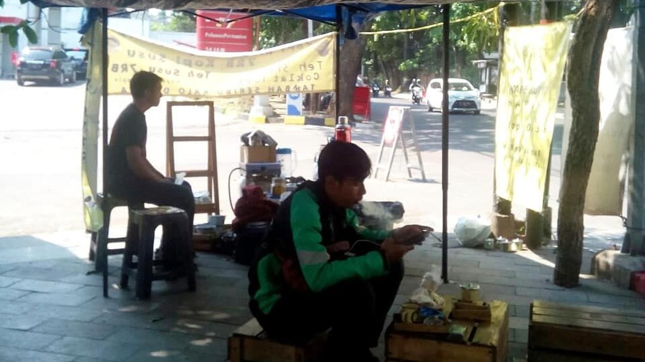 Sambil duduk-duduk