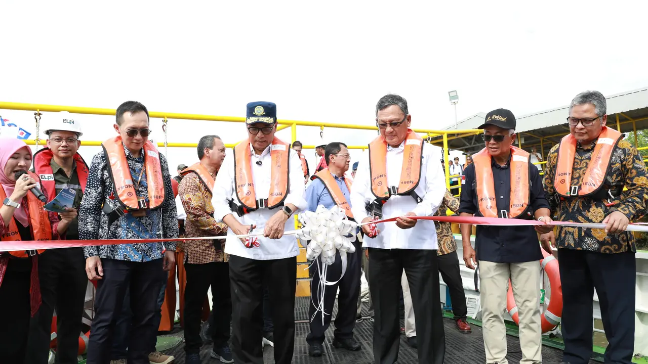 Menteri ESDM Arifin Tasrif dan Menteri Perhubungan Budi Karya Sumadi meresmikan operasional Prototype Diesel Dual Fuel (DDF) Crewboat milik PT Pertamina Hulu Mahakam (PHM). (Dok Kementerian ESDM)