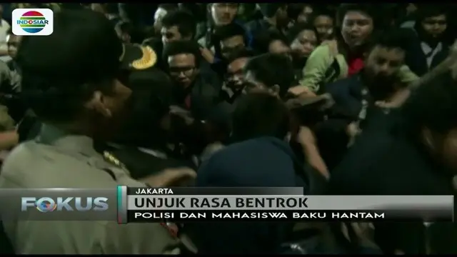 Demo mahasiswa hingga tengah malam di depan Istana Negara akhirnya dibubarkan polisi. Akibat bentrok, sejumlah orang mengalami luka-luka.