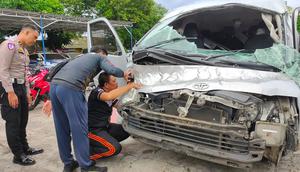 Petugas memeriksa kendaraan yang rusak akibat kecelakaan lalu lintas tunggal di Kabupaten Buleleng, Bali, Indonesia, 14 November 2025. Lima warga negara Tiongkok tewas dan delapan lainnya luka-luka Jumat dini hari dalam kecelakaan tersebut. (Surya/Xinhua)