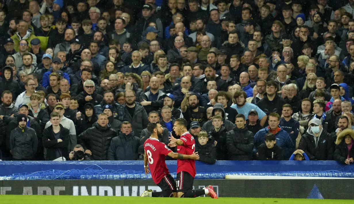 <p>Gelandang Manchester United, Antony (kanan) berselebrasi dengan Bruno Fernandes setelah mencetak gol ke gawang Everton pada pertandingan lanjutan Liga Inggris di Goodison Park, di Liverpool, Inggris, Senin (10/10/2022). Kemenangan ini membawa Man United naik ke posisi lima dengan koleksi lima poin. (AP Photo/Jon Super)</p>