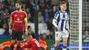 Ekspresi kecewa pemain Manchester United, Bruno Fernandes (kiri) setelah pemain Real Sociedad, Mikel Oyarzabal mencetak gol penyeimbang 1-1 melalui tendangan penalti dalam laga leg 1 babak 16 besar Liga Europa 2024/2025 di Anoeta Stadium, San Sebastian, Spanyol, Jumat (07/03/2025) dini hari WIB. (AP Photo/Miguel Oses)
