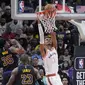 LeBron James Terperangah melihat Wembanyama melakukan dunk saat Lakers melawan Spurs di lanjutan NBA (AP)