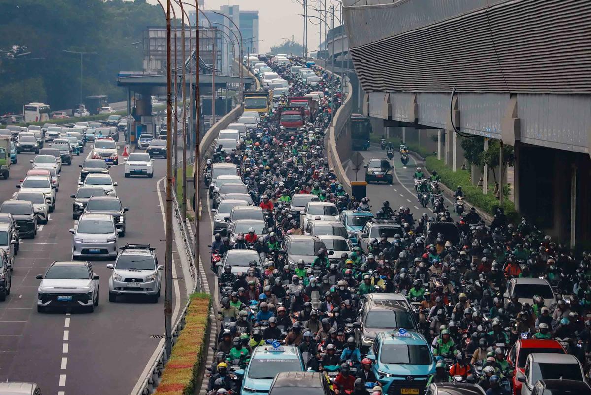 FOTO: Jakarta Kembali Macet di Hari Pertama Kerja dan Sekolah 2026