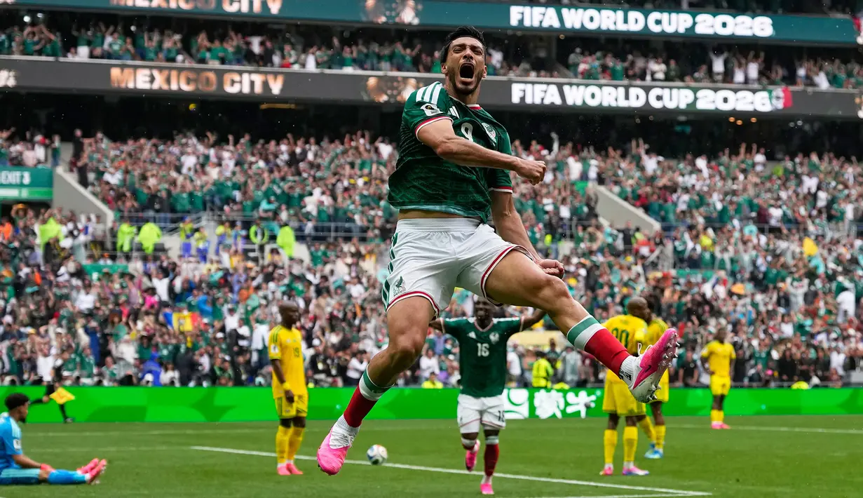 Raul Jimenez berhasil menggandakan keunggulan dari tuan rumah Meksiko pada menit ke-67 melalui sundulannya setelah memanfaatkan umpan dari Roberto Alvarado. (AP Photo/Natacha Pisarenko)
