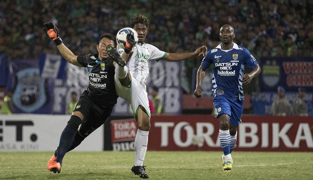Kiper Persib, I Made Wirawan, berusaha menghalau serangan pemain Surabaya United dalam lanjutan Grup C Piala Jenderal Sudirman 2015 di Stadion Gelora Delta Sidoarjo, Sabtu (21/11/2015). (Bola.com/Vitalis Yogi Trisna)