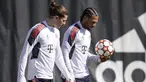 Gelandang Bayern Munchen Serge Gnabry dan Marcel Sabitzer tiba untuk sesi latihan sebelum leg kedua babak perempat final Liga Champions 2021/22 di Munich, Senin (11/4/2022). Bayern Munchen akan menjamu Villarreal pada Rabu 13 April 2022 dini hari WIB di Allianz Arena. (AP Photo/Matthias Schrader)