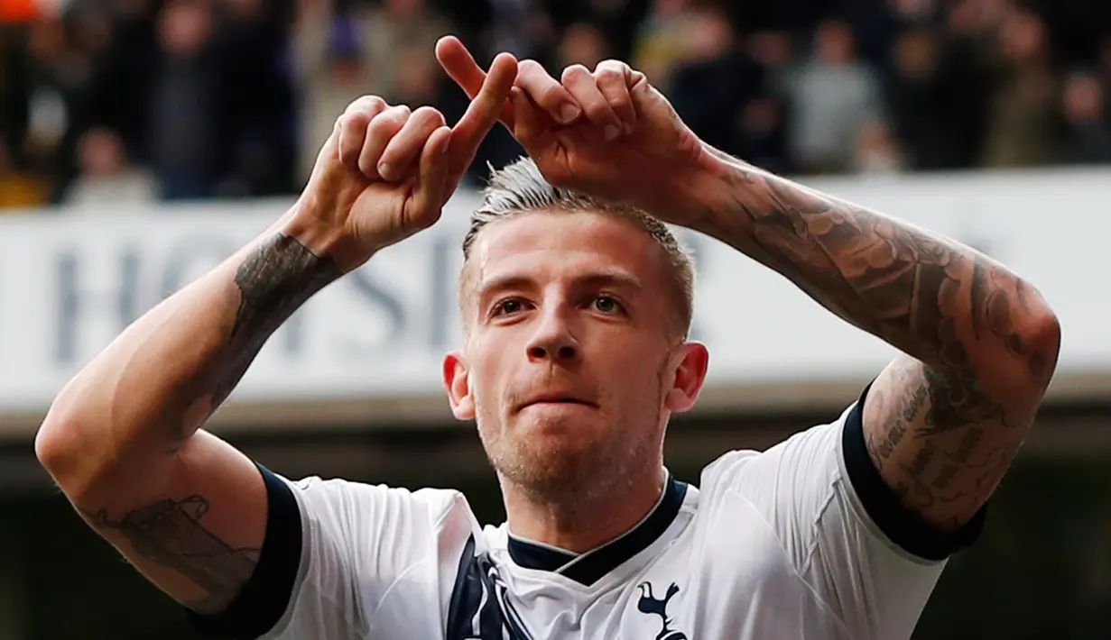 Bek Tottenham, Toby Alderweireld melakukan selebrasi usai mencetak gol kegawang MU pada lanjutan liga Inggris di stadion White Hart Lane, London, (10/4). Tottenham menang telak atas MU dengan skor 3-0. (Reuters/John Sibley)