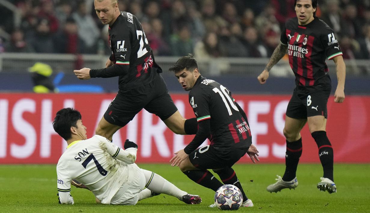 Pemain AC Milan, Brahim Diaz, berebut bola dengsn pemain Tottenham Hotspur, Son Heung-min, pada leg pertama babak 16 besar Liga Champions 2022/2023 yang berlangsung di San Siro, Rabu (15/2/2023). (AP Photo/Luca Bruno)