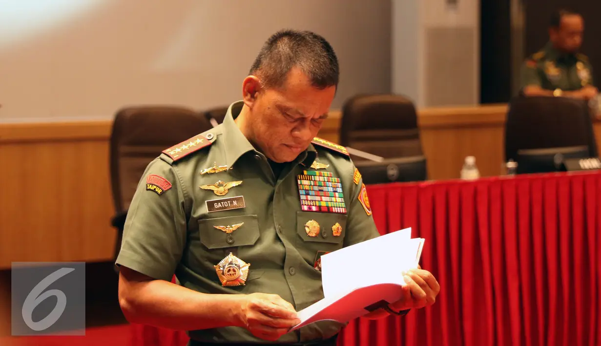 Panglima TNI, Jenderal Gatot Nurmantyo membaca buku jelang memberi keterangan usai Rapim TNI tahun 2017 di Jakarta, Kamis (19/1). Panglima menjelaskan beberapa hasil putusan Rapim TNI tahun 2017. (Liputan6.com/Helmi Fithriansyah)