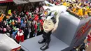 Kereta karnaval membawa karikatur pemimpin Korea Utara, Kim Jong-un memegang rudal nuklir dalam parade karnaval Rose Monday di Duesseldorf, Jerman, Senin (12/2). Rose Monday tahun ini mengambil tema parodi tokoh politik. (Rolf Vennenbernd / dpa / AFP)