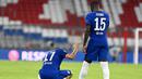 Pemain Chelsea, Kurt Zouma berusaha membangkitkan Mateo Kovacic yang lesu usai ditaklukkan Bayern Munchen pada laga Liga Champions di Allianz Arena, Sabtu (8/8/2020). Bayern Munchen menang 4-1 atas Chelsea. (AFP/Tobias Schwarz)