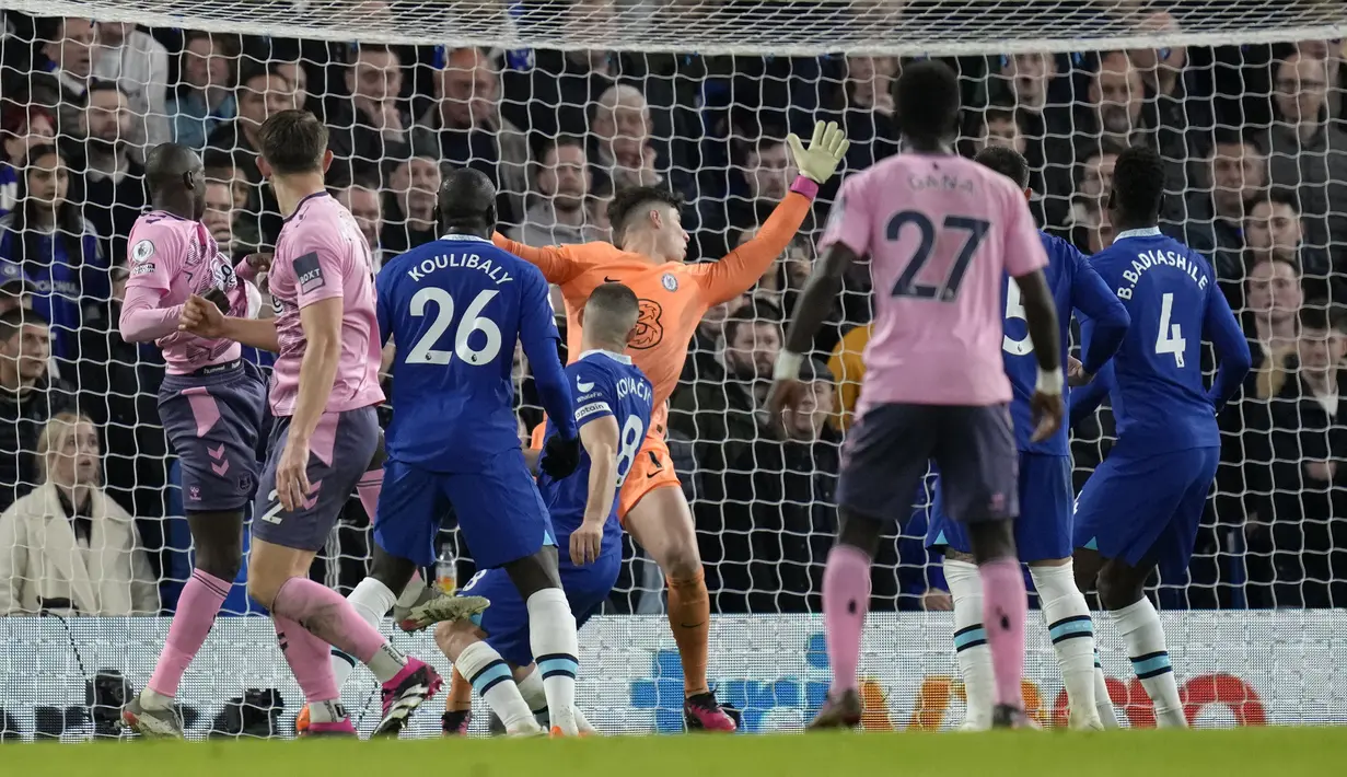 Kiper Chlesea, Kepa Arrizabalaga (tengah) gagal menghalau bola tendangan pemain Everton, Ellis Simms pada laga pekan ke-28 Liga Inggris 2022/2023 di Stamford Bridge, London, Minggu (19/03/2023) WIB. Laga berakhir dengan skor imbang 2-2. (AP Photo/Kirsty Wigglesworth)
