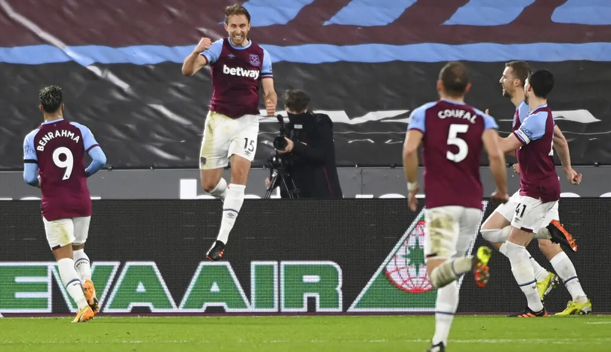 Pemain West Ham United Craig Dawson (kedua kiri) melakukan selebrasi usai mencetak gol ke gawang Leeds United pada pertandingan Liga Inggris di Stadion London, London, Inggris, Senin (8/3/2021). West Ham United menang 2-0. (Andy Rain/Pool Photo via AP)
