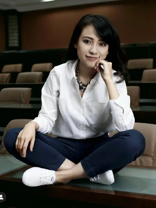 Pada usianya yang ke 27, Risa Santoso menjabat sebagai rektor termuda di Indonesia. Ia kerap tampil sederhana namun tetap memukau dengan atasan kemeja putih dan sepatu sneakers. /Dok.Instagram/@risasantoso