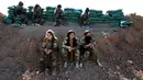 Sejumlah pejuang wanita Iran-Kurdi siap siaga saat bertempur melawan kelompok ISIS di Bashiqa, dekat Mosul, Irak, Kamis (3/11). Sebelumnya, mereka telah dilatih untuk piawai menggunakan senapan kelas berat, sedang dan ringan. (Reuters/Ahmed Jadallah)