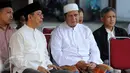 Ketua Bawaslu, Muhammad (kanan) saat melayat jenazah Ketua KPU, Husni Kamil Manik di kompleks KPU, Jakarta, Jumat (8/7). Husni Kamil Manik wafat pada Kamis (7/7) di usia 40 tahun. (Liputan6.com/Helmi Fithriansyah)
