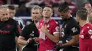 Pemain Wrexham, Paul Mullin dengan menggunakan alat bantu pernapasan dibantu sejumlah tim medis meninggalkan lapangan pertandingan setelah mengalami insiden dengan kiper Manchester United, Nathan Bishop pada laga uji coba pramusim di Snapdragon Stadium, San Diego, California, Rabu (25/07/2023) WIB. (AP Photo/Gregory Bull)