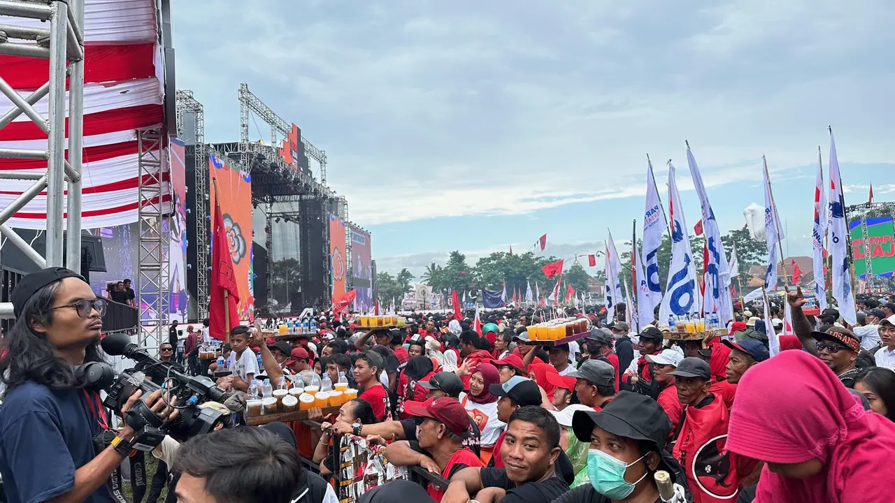 Capres-cawapres nomor urut tiga Ganjar Pranowo dan Mahfud Md menggelar acara Hajatan Rakyat di Banyuwangi, Jawa Timur.