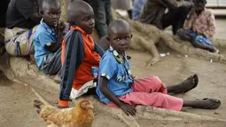 Anak pengungsi Sudan Selatan beristirahat di sebuah pusat transit pengungsi di Kuluba, Uganda utara, Kamis (8/6). Dalam tiga tahun terakhir, Lebih dari 1,5 juta orang Sudan Selatan, terusir dari rumahnya karena perang saudara. (AP Photo / Ben Curtis)