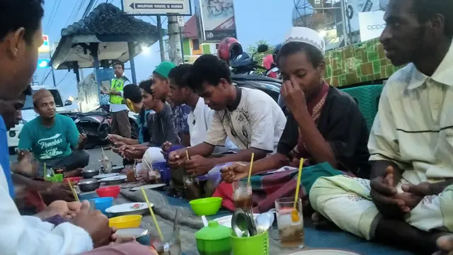 Sejumlah santri asal Papua berbuka puasa di sebuah warung pinggir jalan di Kota Kudus. (Foto: Liputan6.com/Kusfitria Marstyasih)