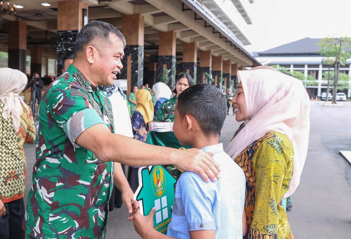 FOTO: Kasad Tegaskan Keluarga Prajurit Gugur Tetap Bagian Keluarga Besar TNI AD
