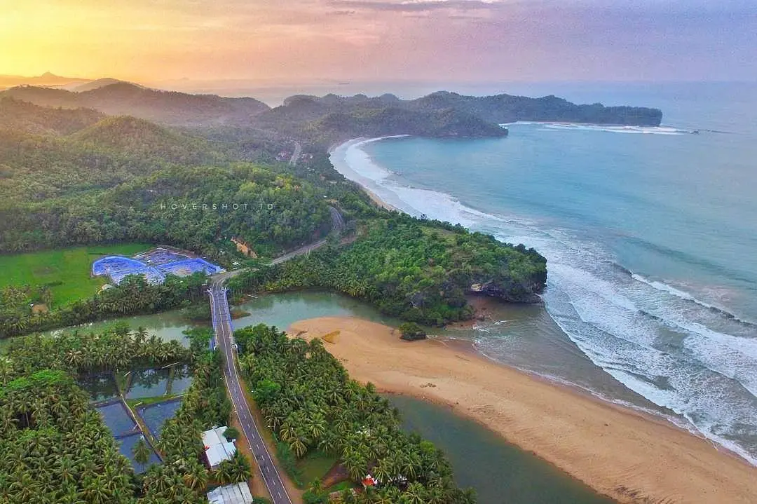 Pantai Soge, Pacitan, Jawa Timur. (Sumber Foto: hovershot.id/Instagram)
