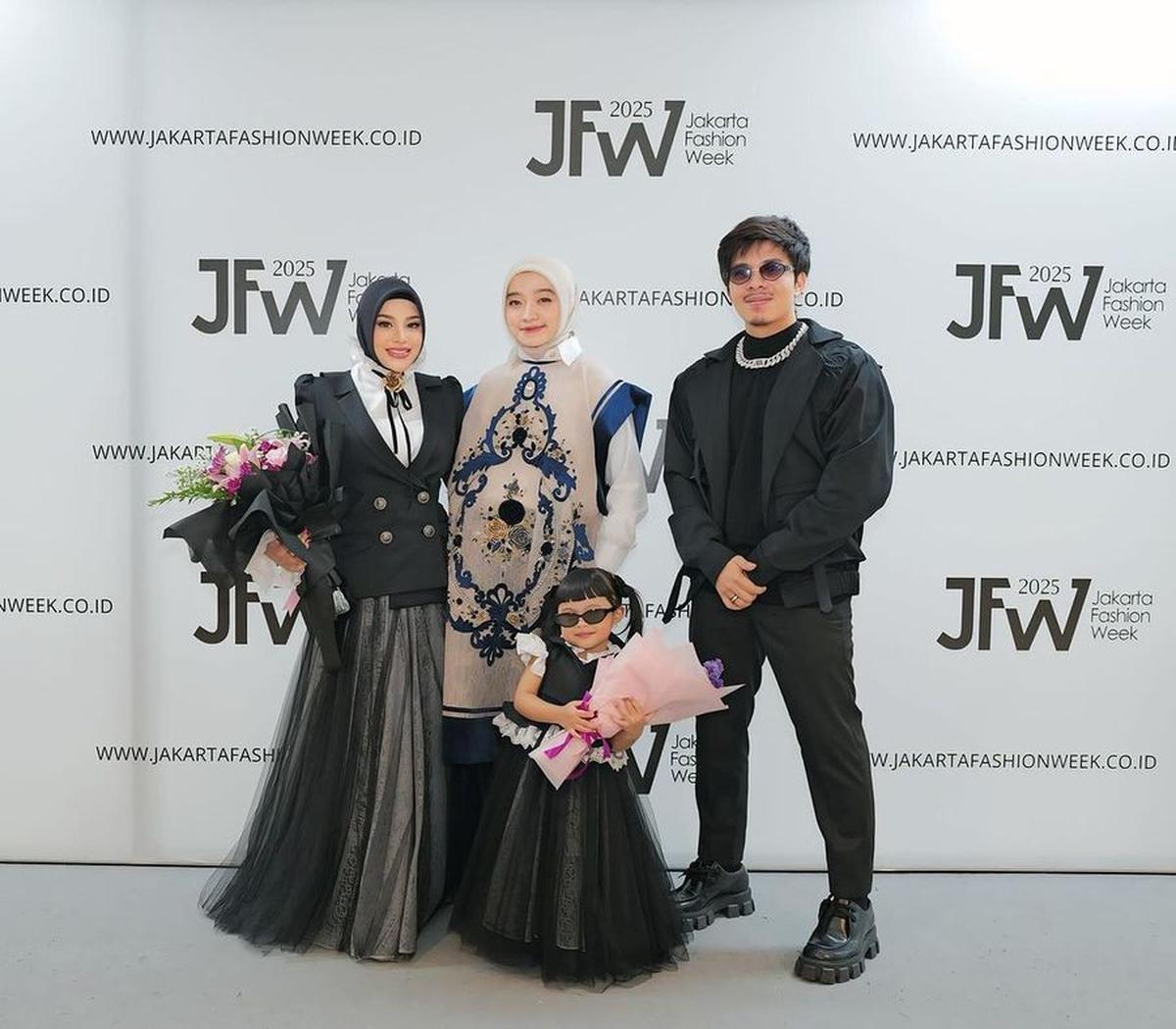 8 Potret Aurel Hermansyah Melenggang di Catwalk JFW 2024 Bareng Ameena, Kompak Kenakan Busana Bernuansa Monokrom - Tubuh Langsingnya Jadi Sorotan