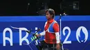 <p>Atlet panahan putra Indonesia, Arif Dwi Pangestu setelah dikalahkan wakil Chinese Taipei, Chih Chun Tan pada babak 64 besar nomor individual putra Olimpiade Paris 2024 di Les Invalides Arena, Paris, Selasa (30/7/2024). Arif Dwi Pangestu kalah 1-7. (Dok. NOC Indonesia/Naif Muhammad Al'as)</p>