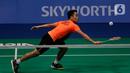 Tunggal putra Indonesia, Anthony Ginting, mengembalikan kok saat melawan Soong Joo Ven pada final beregu SEA Games 2019 di Multinlupa Sport Center, Filipina, Rabu (4/12/2019). Ginting menang 13-21, 21-15, dan 21-18. (Bola.com/M Iqbal Ichsan)