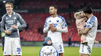 Kevin Diks (kanan) dan sejumlah pemain FC Copenhagen merayakan kemenangan bersama anak-anaknya setelah laga lanjutan UEFA Conference League 2024/2025 melawan Heart of Midlothian di Parken Stadium, Copenhagen, Denmark, Jumat (13/12/2024). (AP Photo/Ritzau Scanpix/Mads Clauss Rasmussen)