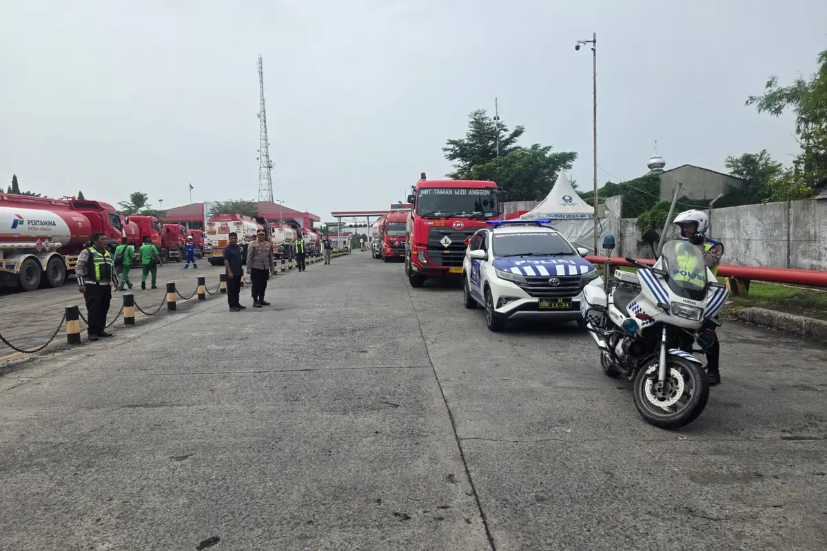 Cegah Panic Buying, Polisi di Medan Terjunkan Personel Jaga SPBU dan Kawal Truk BBM