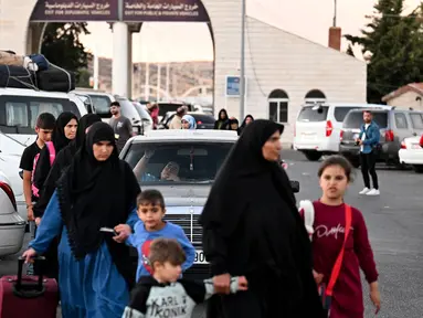 Orang-orang yang melarikan diri dari Lebanon tiba di sisi perbatasan Suriah di Jdeidat Yabus di barat daya Suriah pada 25 September 2024. (LOUAI BESHARA/AFP)