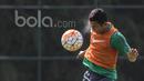 Pemain Timnas Indonesia U-22, Ricky Fajrin, berusaha menyundul bola saat latihan. Laga persahabatan melawan Persija menjadi uji coba terakhir Timnas U-22 sebelum bertolak ke Spanyol. (Bola.com/Vitalis Yogi Trisna)