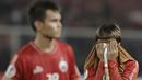 Pemain Persija Jakarta, Asri Kabar, menutup mukanya usai disingkirkan Home United pada laga Piala AFC di SUGBK, Jakarta, Selasa (15/5/2018). Persija takluk 1-3 dari Home United. (Bola.com/M Iqbal Ichsan)